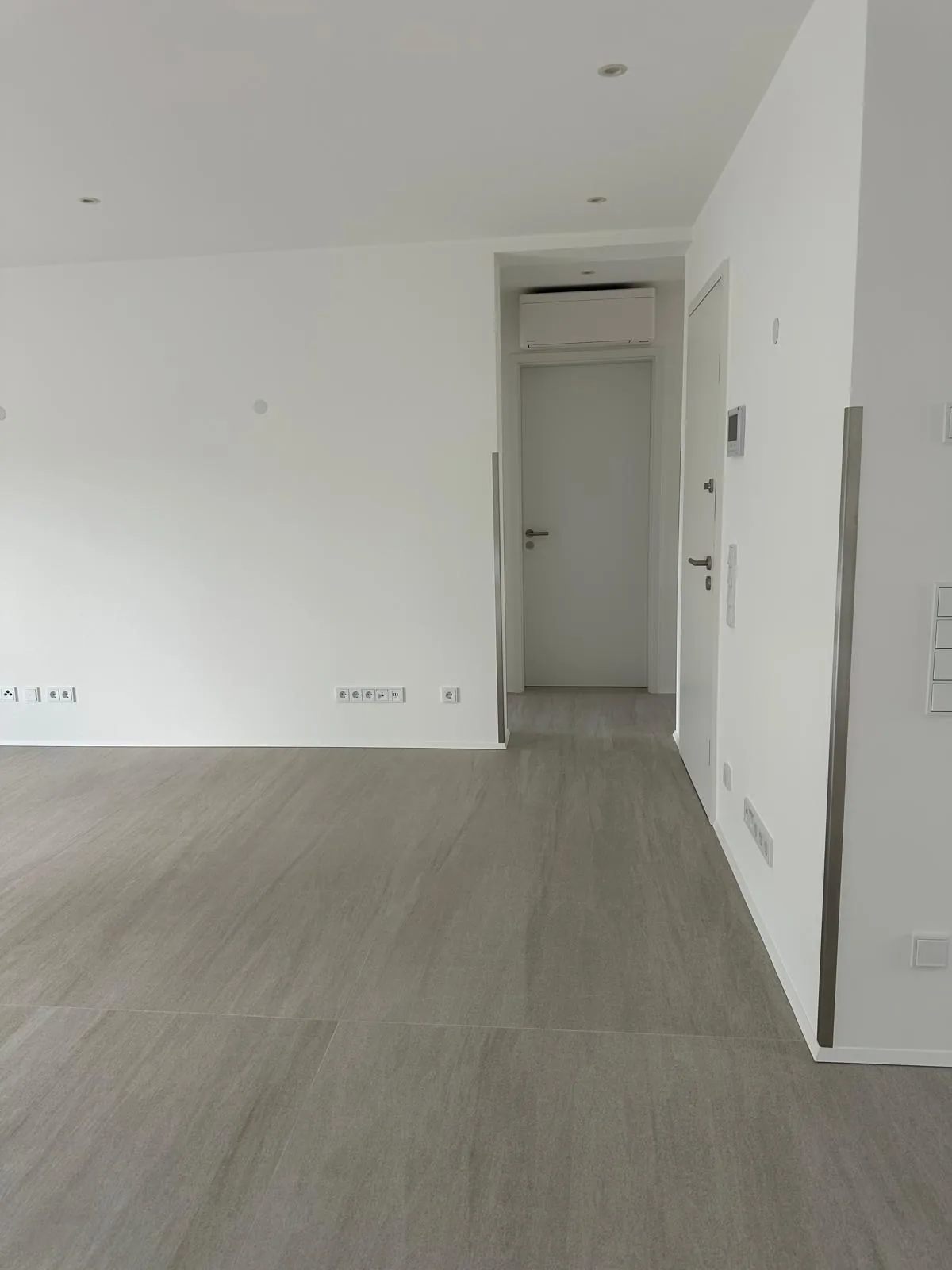 Großformat-Bodenfliesen im Wohnraum verlegt — Fliesen Gottschald Köln